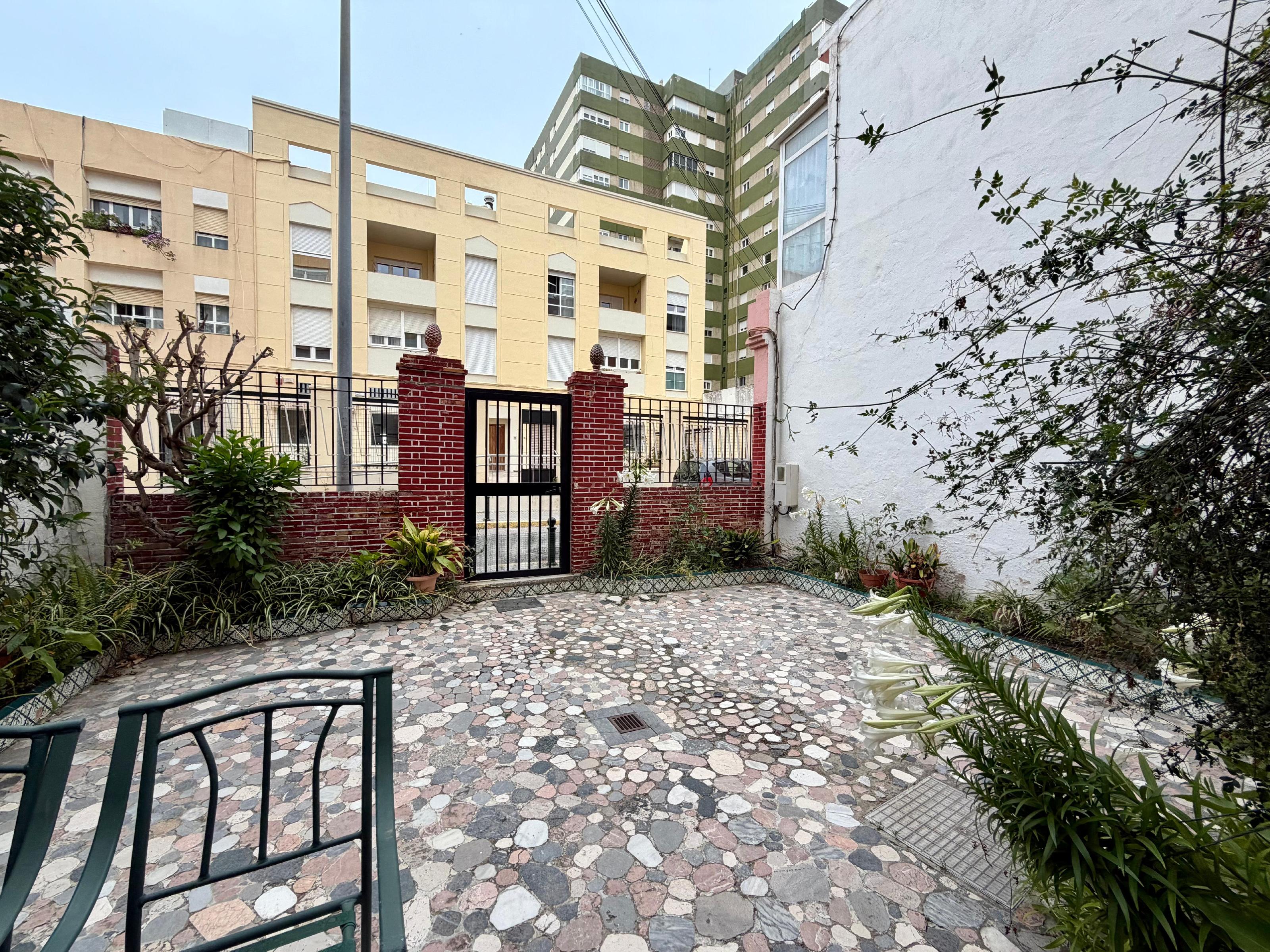 Imagen 12 Casa Adosada en venta en Cádiz / En segunda línea de la playa de la Victoria