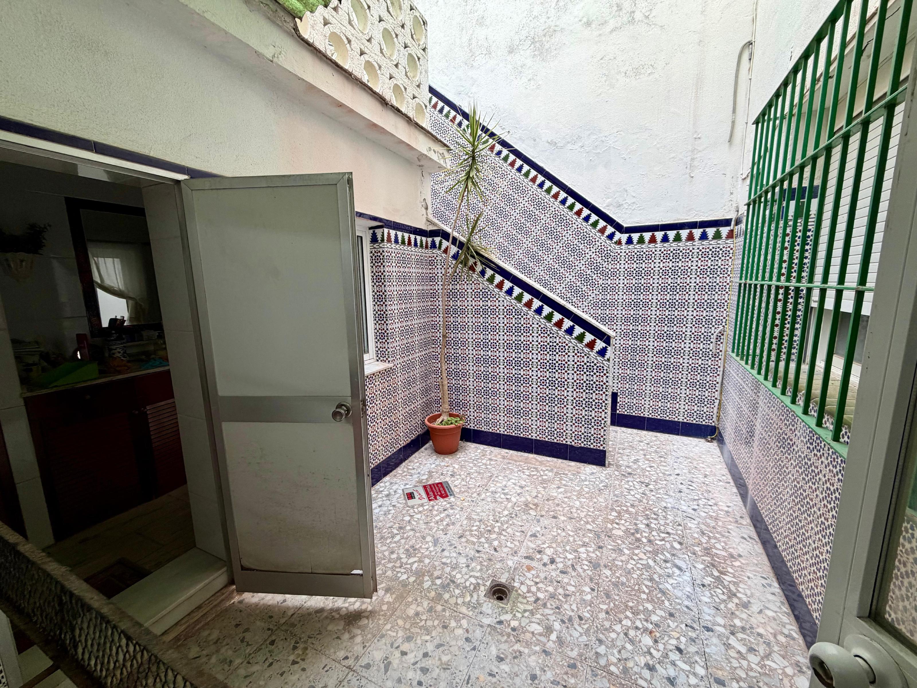 Imagen 10 Casa Adosada en venta en Cádiz / En segunda línea de la playa de la Victoria