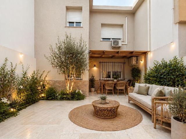 Imagen 1 Inmueble 302392 - Casa Adosada en venta en Cádiz / En segunda línea de la playa de la Victoria