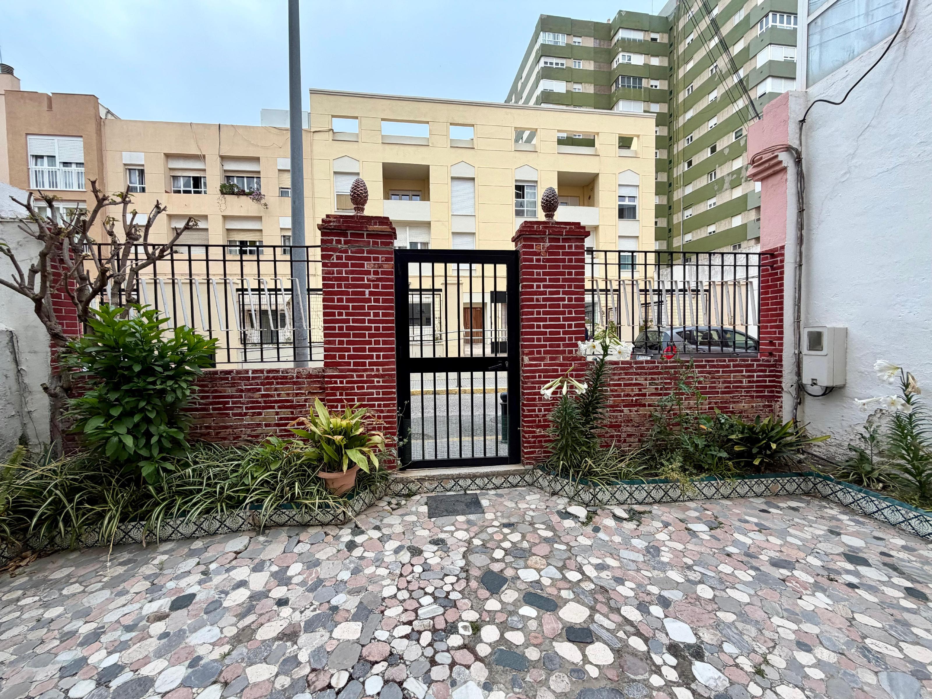 Imagen 15 Casa Adosada en venta en Cádiz / En segunda línea de la playa de la Victoria