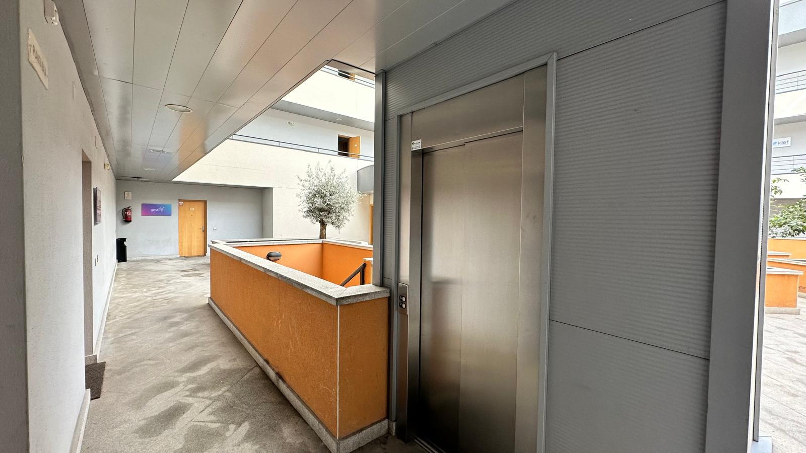 Imagen 4 Local Comercial en venta en Villaviciosa De Odón / Locales en edificio de oficinas en pol....