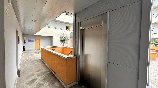 Imagen 4 Inmueble 300701 - Local Comercial en venta en Villaviciosa De Odón / Locales en edificio de oficinas en pol....