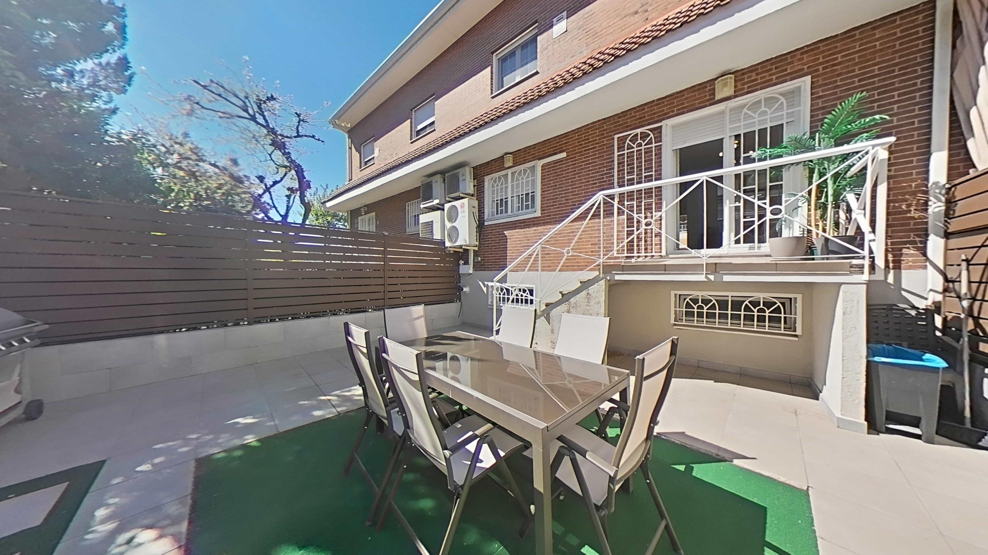 Imagen 32 Casa Adosada en venta en Alcorcón / Chalet en zona de las retamas para entrar a vivir
