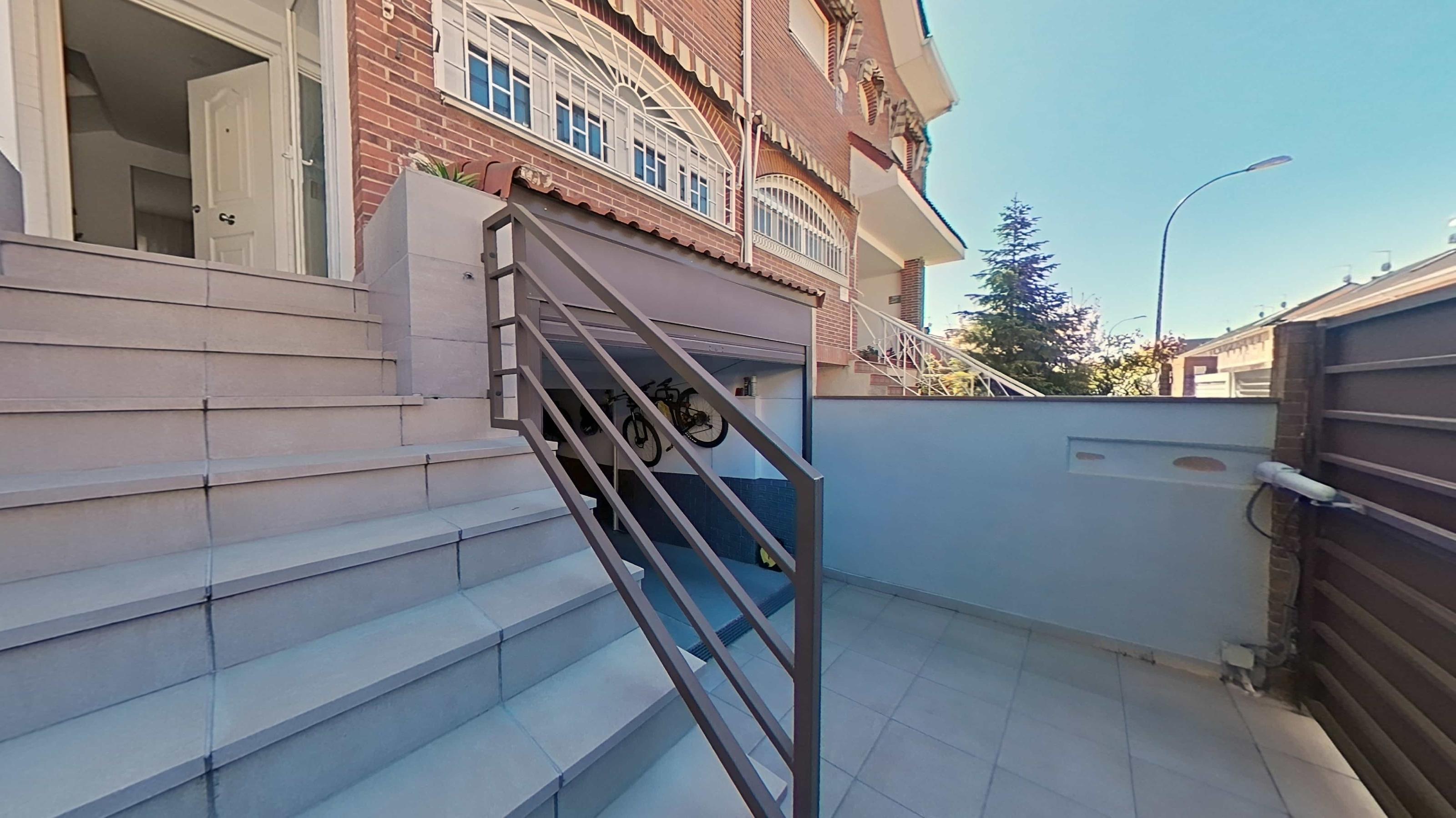 Imagen 39 Casa Adosada en venta en Alcorcón / Chalet en zona de las retamas para entrar a vivir