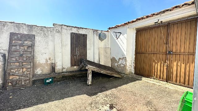 Imagen 11 Inmueble 305043 - Casa Aislada en venta en Pinarnegrillo / Fachada de cemento con revestimiento de piedra