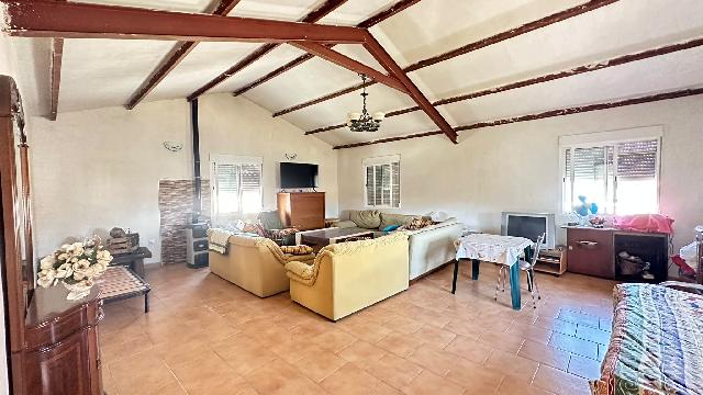 Imagen 15 Inmueble 305043 - Casa Aislada en venta en Pinarnegrillo / Fachada de cemento con revestimiento de piedra