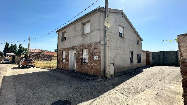 Imagen 20 Inmueble 305043 - Casa Aislada en venta en Pinarnegrillo / Fachada de cemento con revestimiento de piedra