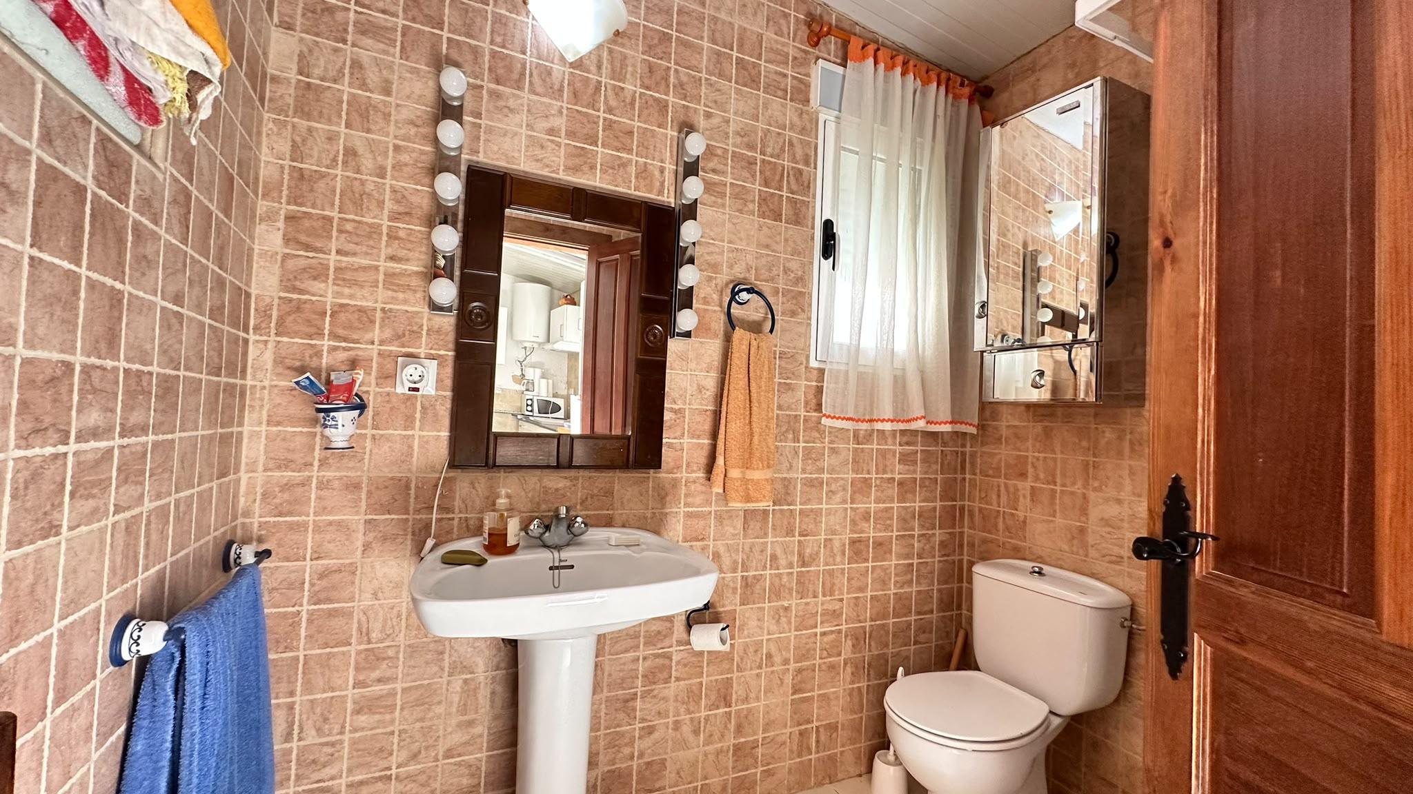 Imagen 4 Casa Aislada en venta en Pinarnegrillo / Fachada de cemento con revestimiento de piedra