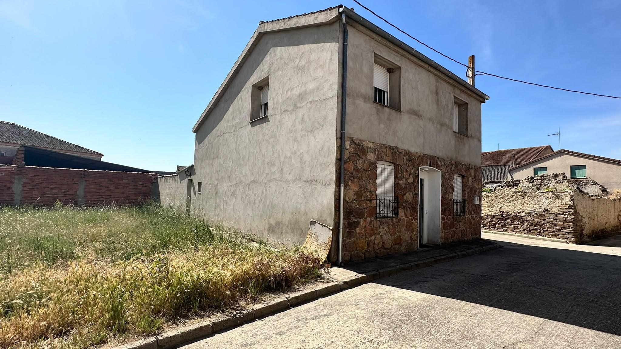 Imagen 26 Casa Aislada en venta en Pinarnegrillo / Fachada de cemento con revestimiento de piedra