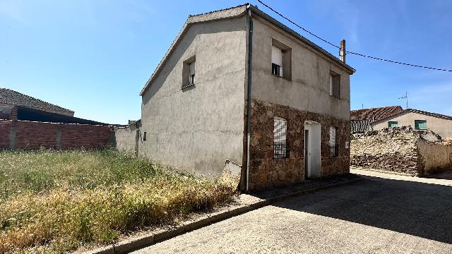 Imagen 26 Inmueble 305043 - Casa Aislada en venta en Pinarnegrillo / Fachada de cemento con revestimiento de piedra