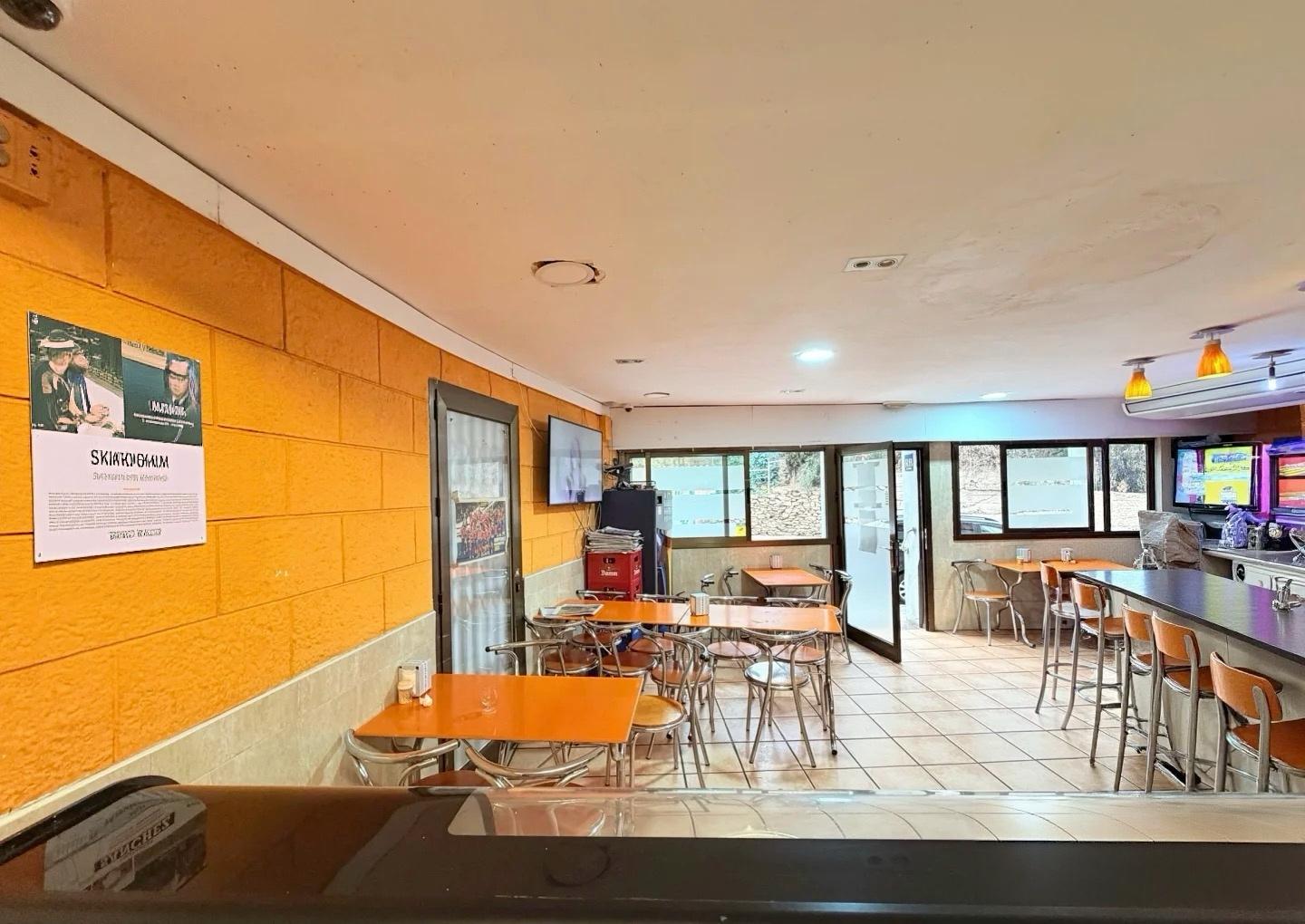 Imagen 2 Local Comercial en venta en Barcelona / Junto parada bus v19 y 22 cerca metro L5 El Coll/Carmel