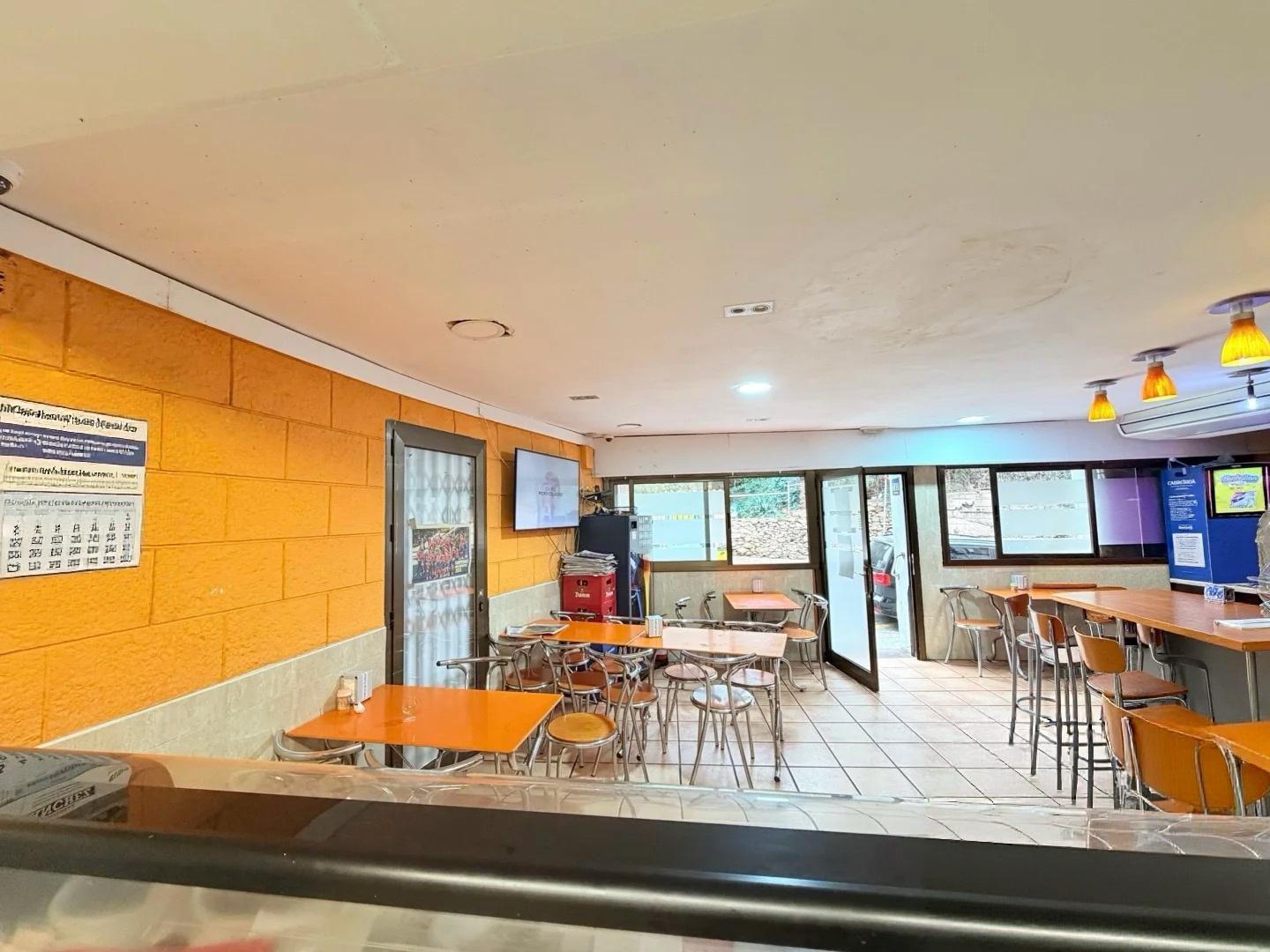 Imagen 1 Local Comercial en venta en Barcelona / Junto parada bus v19 y 22 cerca metro L5 El Coll/Carmel