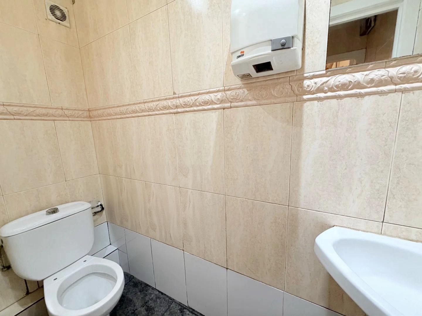 Imagen 17 Local Comercial en venta en Barcelona / Junto parada bus v19 y 22 cerca metro L5 El Coll/Carmel