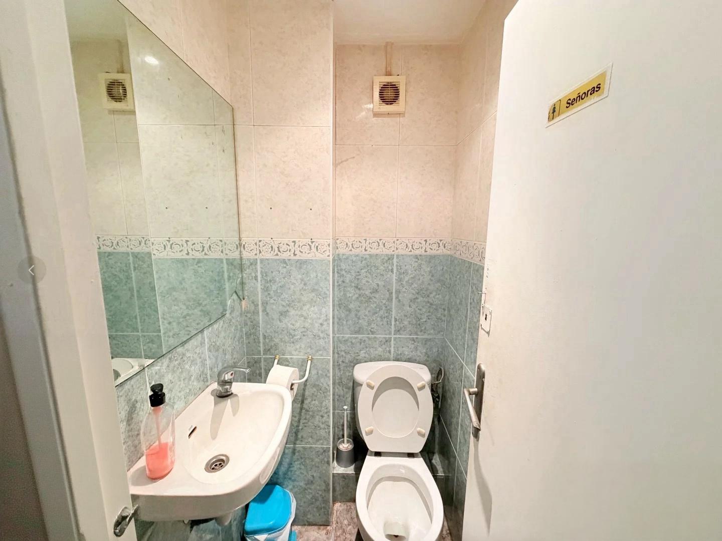 Imagen 16 Local Comercial en venta en Barcelona / Junto parada bus v19 y 22 cerca metro L5 El Coll/Carmel