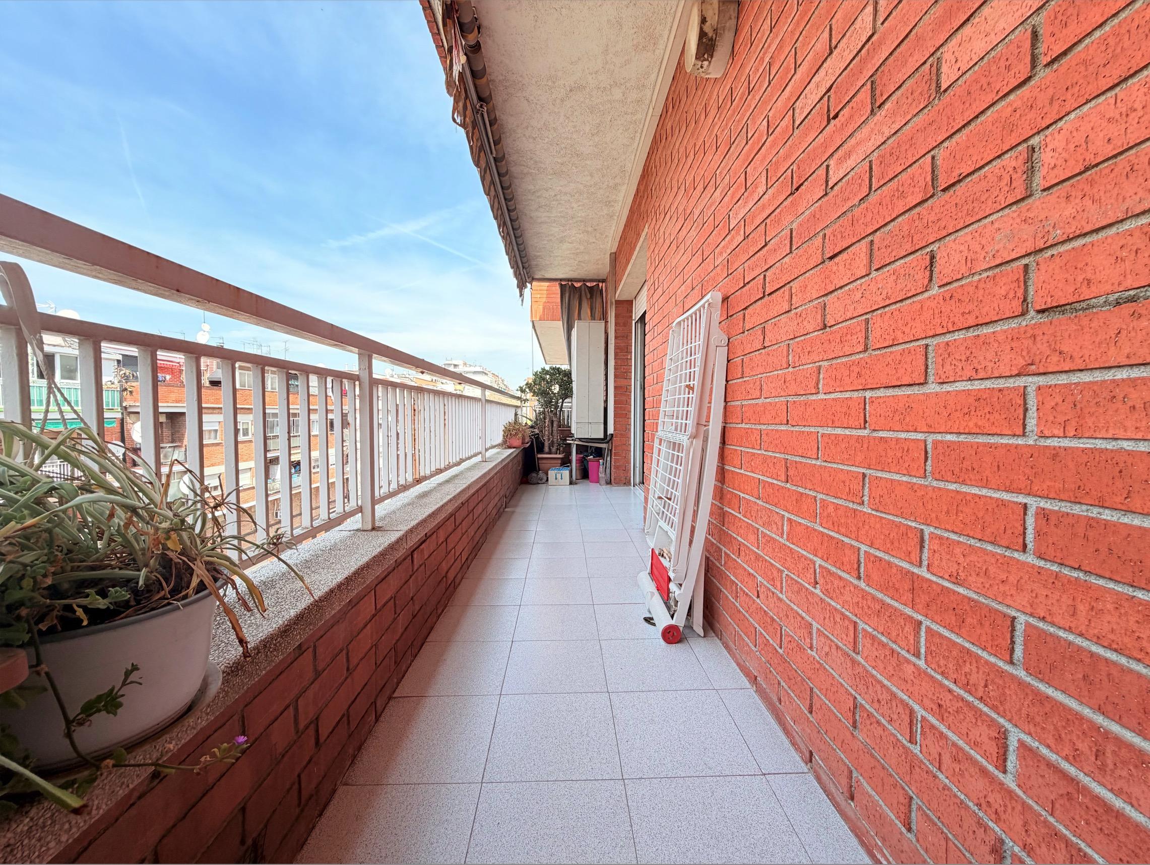 Imagen 1 Piso en venta en Santa Coloma De Gramenet / A 1 minuto de escola miguel hernandez cerca de...