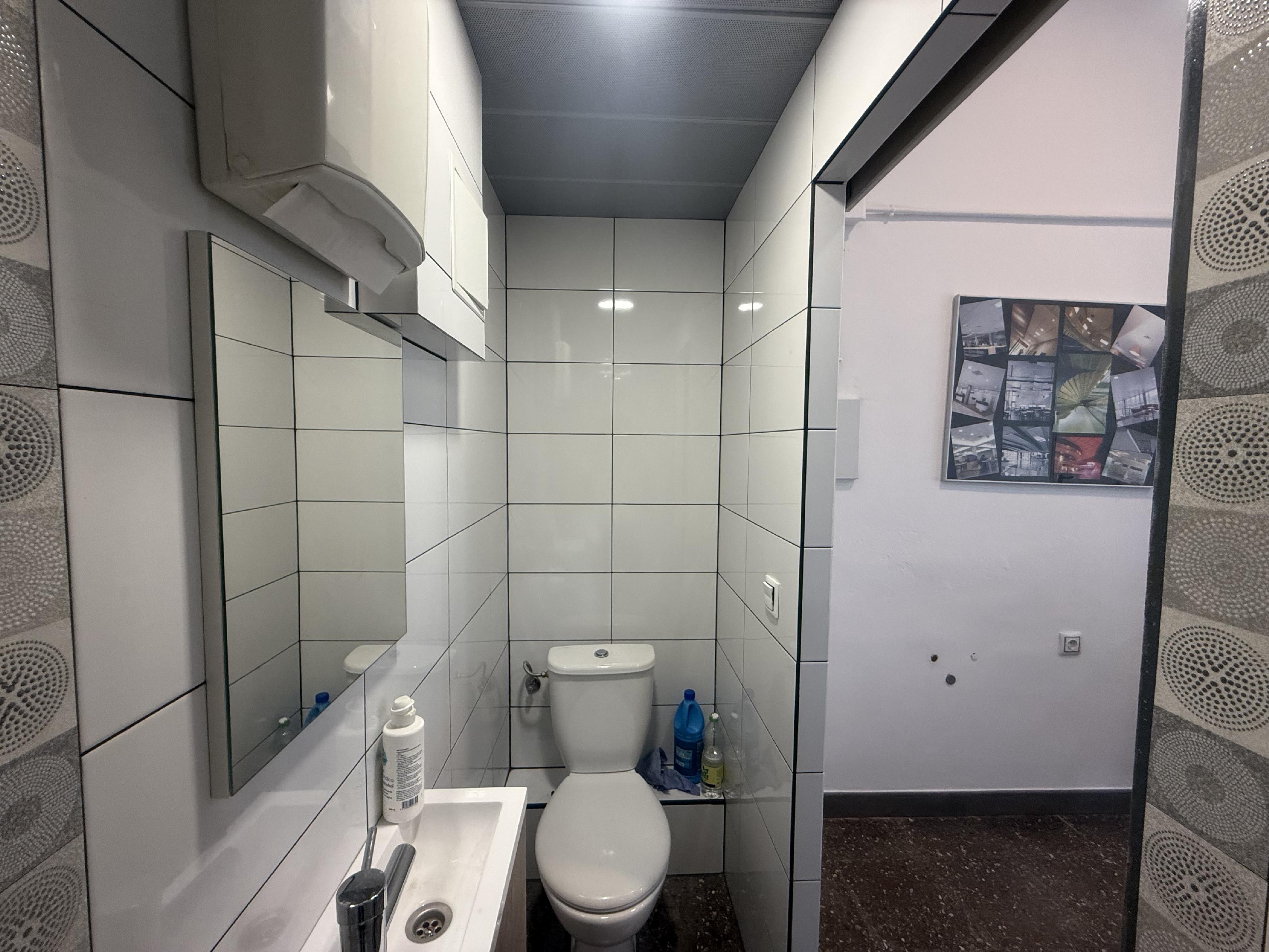 Imagen 1 Oficina Comercial en alquiler en Hospitalet De Llobregat L´ / A una cuadra de av.Josep T...