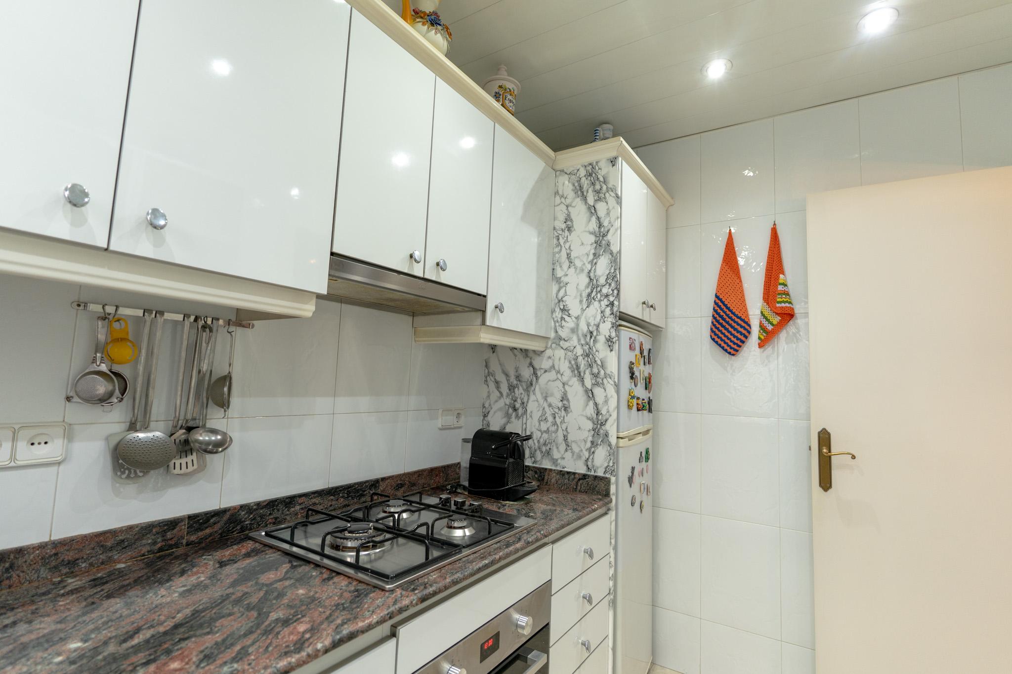 Imagen 10 Casa Adosada en venta en Hospitalet De Llobregat L´ / A dos calles del Parque de la Torrasa.