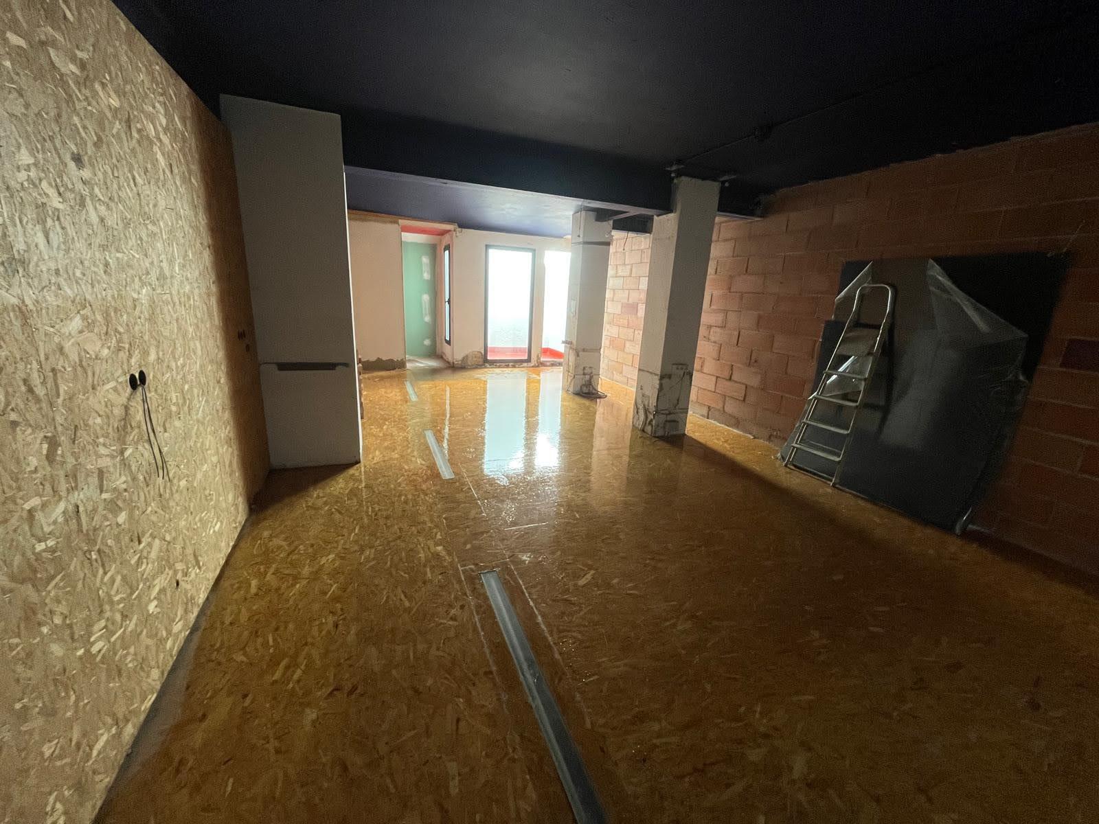 Imagen 1 Local Comercial en alquiler en Hospitalet De Llobregat L´ / A media calle de Av. Del Carrilet