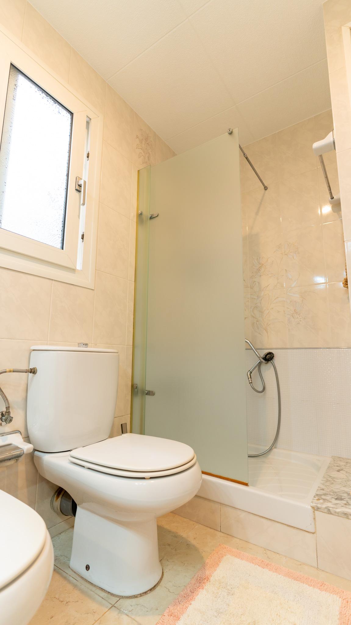 Imagen 16 Casa Adosada en venta en Hospitalet De Llobregat L´ / A dos calles del Parque de la Torrasa.