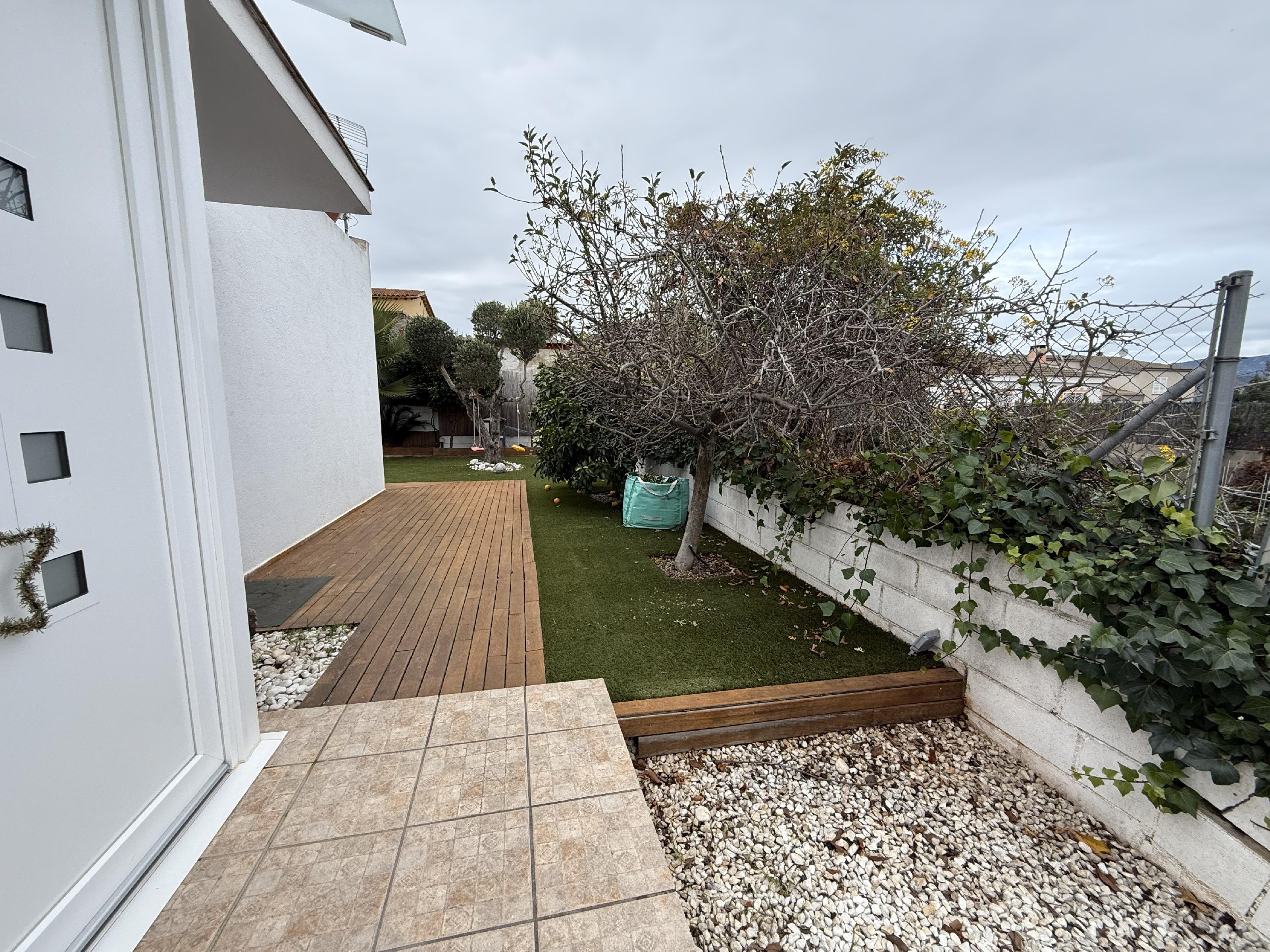 Imagen 4 Casa Aislada en venta en Bisbal Del Penedès La / En la urb el esplai rodeada de naturaleza.