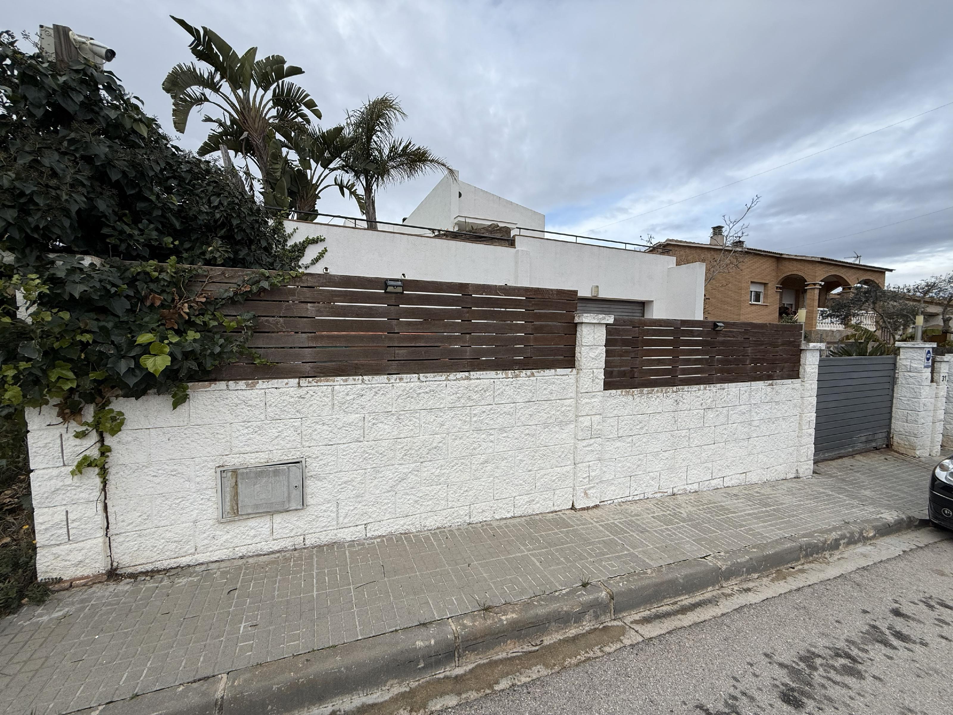 Imagen 2 Casa Aislada en venta en Bisbal Del Penedès La / En la urb el esplai rodeada de naturaleza.