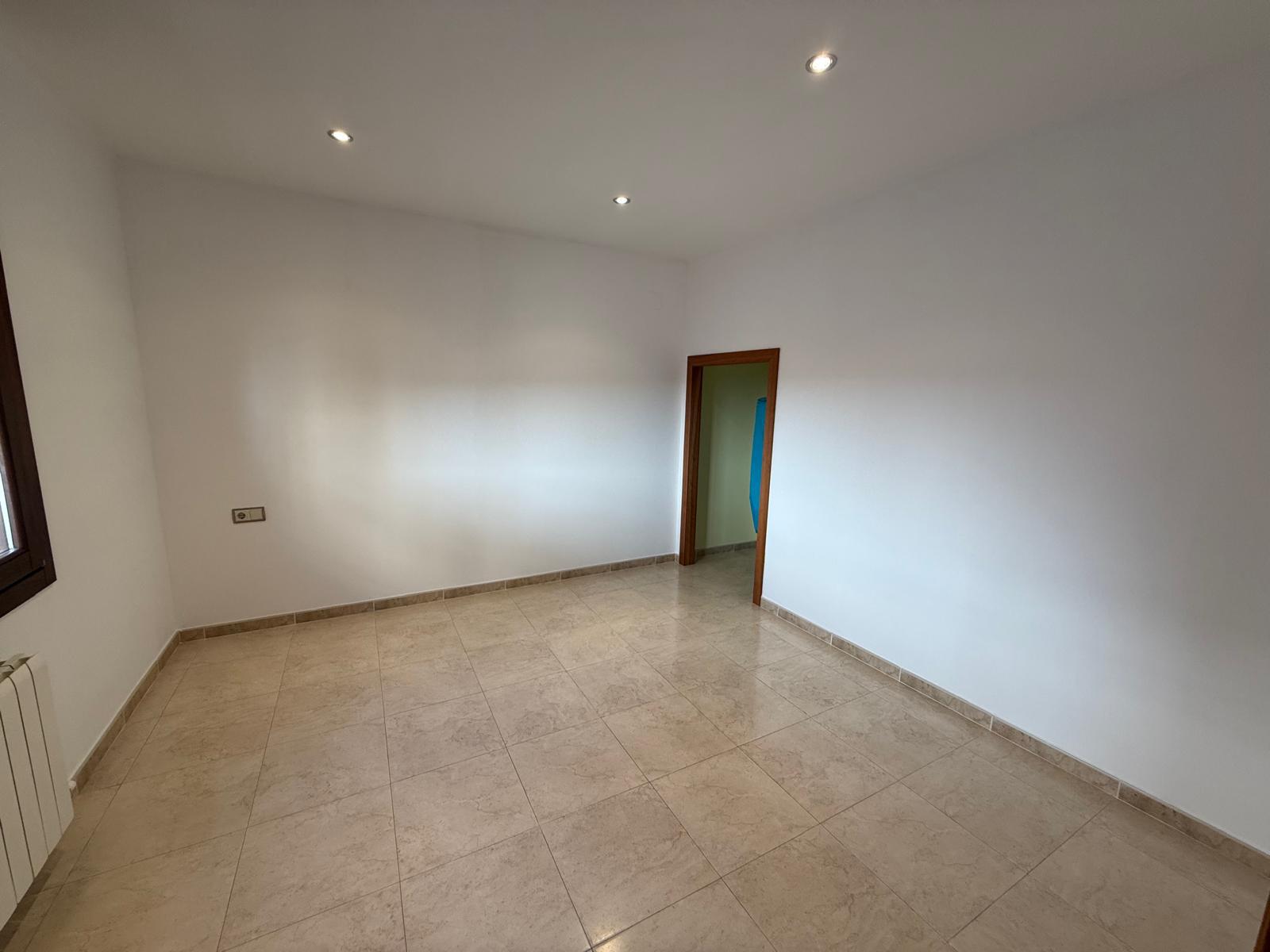 Imagen 21 Casa Pareada en venta en Bisbal Del Penedès La / En el mismo centro del pueblo.