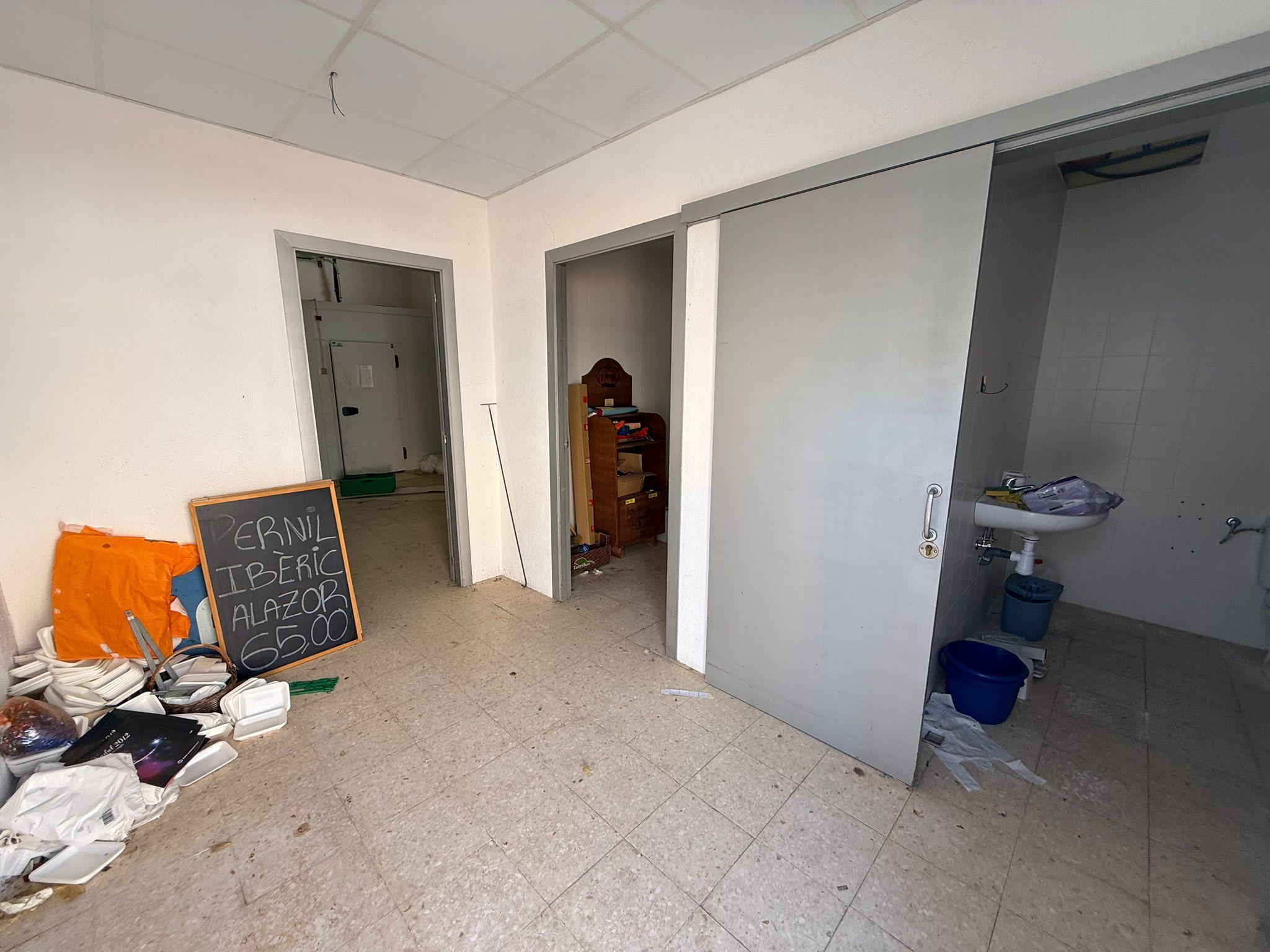 Imagen 9 Local Comercial en alquiler en Llorenç Del Penedès / En el mismo centro del Pueblo.