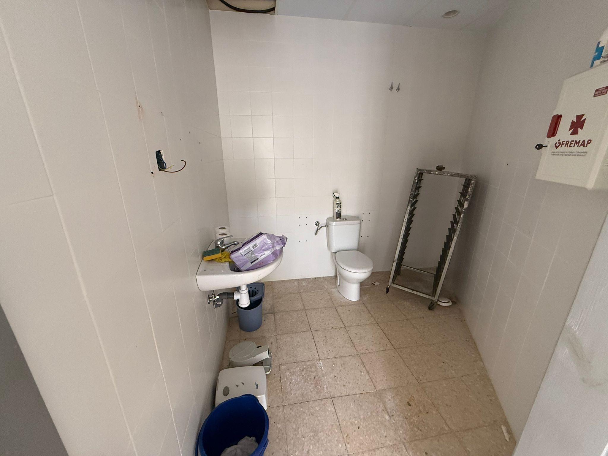 Imagen 10 Local Comercial en alquiler en Llorenç Del Penedès / En el mismo centro del Pueblo.