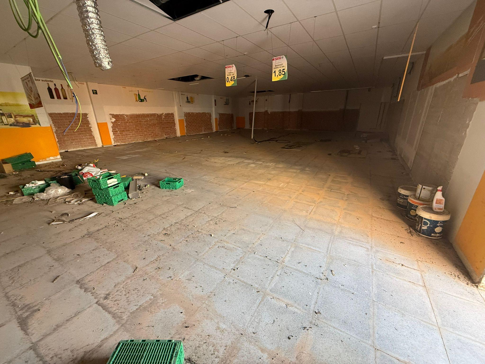 Imagen 7 Local Comercial en alquiler en Llorenç Del Penedès / En el mismo centro del Pueblo.