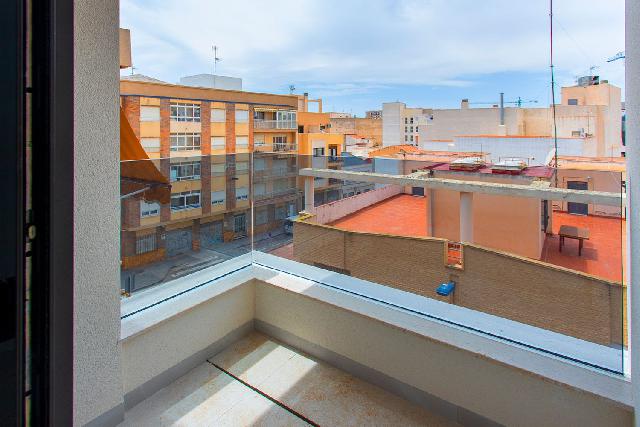 Imagen 1 Inmueble 293244 - Apto. Playa en venta en Torrevieja / Céntrica (esquina Radio Murcia), a 180m de Playa del Cura.