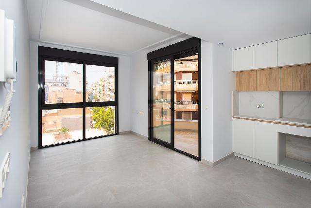 Imagen 2 Inmueble 293244 - Apto. Playa en venta en Torrevieja / Céntrica (esquina Radio Murcia), a 180m de Playa del Cura.