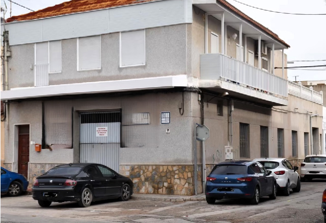 Imagen 2 Inmueble 296497 - Casa Adosada en venta en Orihuela / A 10 minutos andando del centro de Orihuela