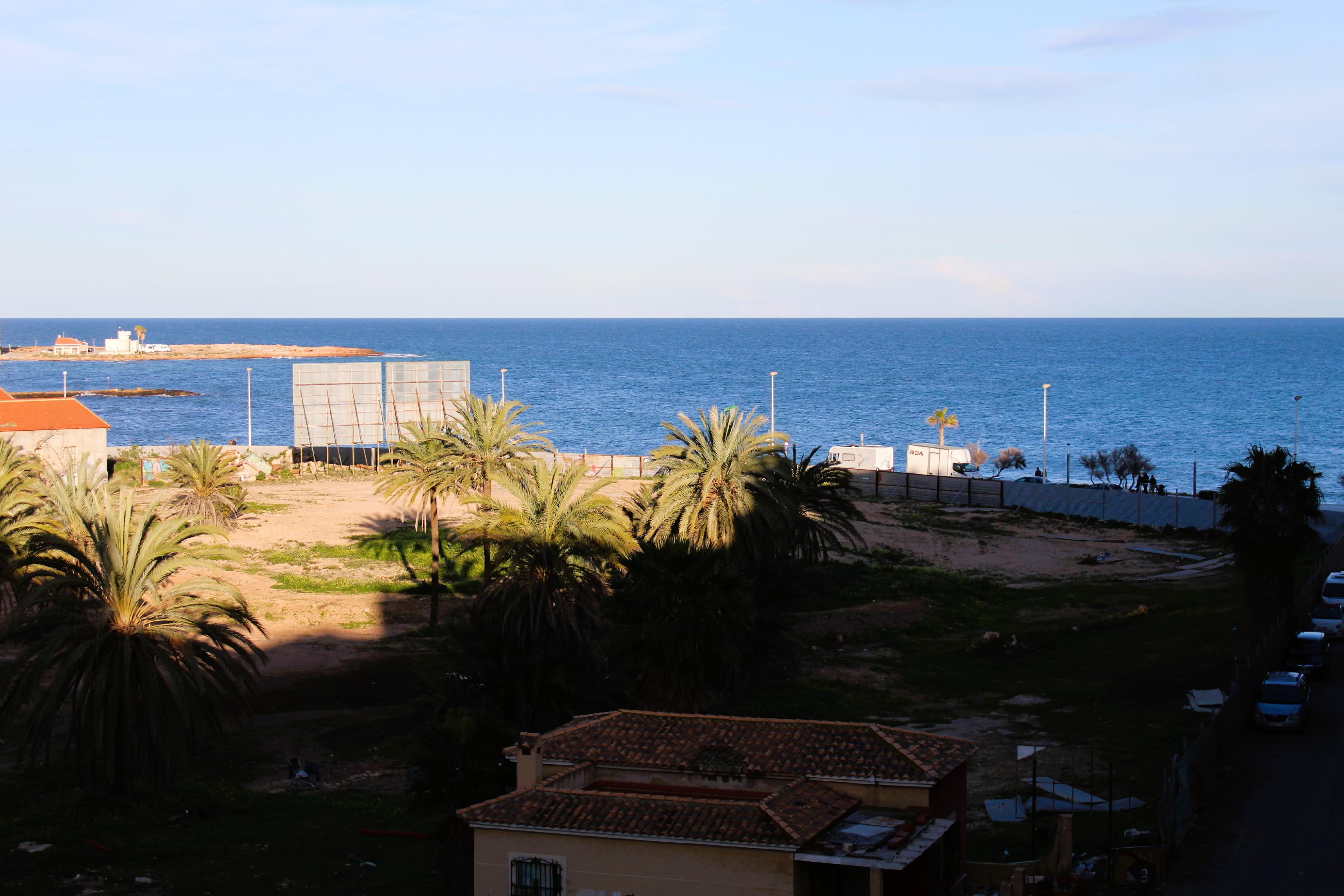 Imagen 1 Apto. Playa en venta en Torrevieja / Apartamento a pie de playa en zona de los locos.