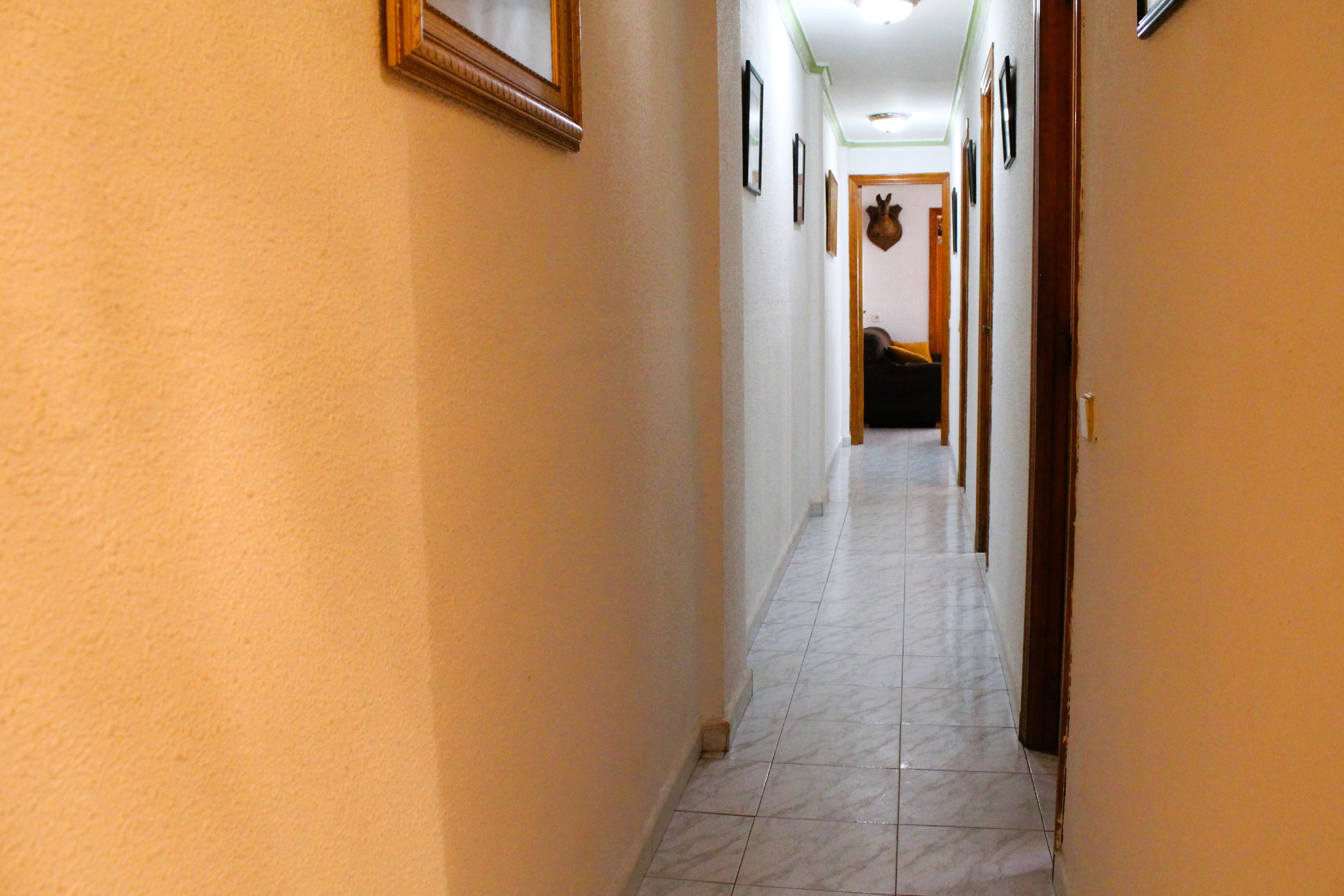 Imagen 4 Apartamento en venta en Guardamar Del Segura / Cerca de la playa y servicios en calle mayor.