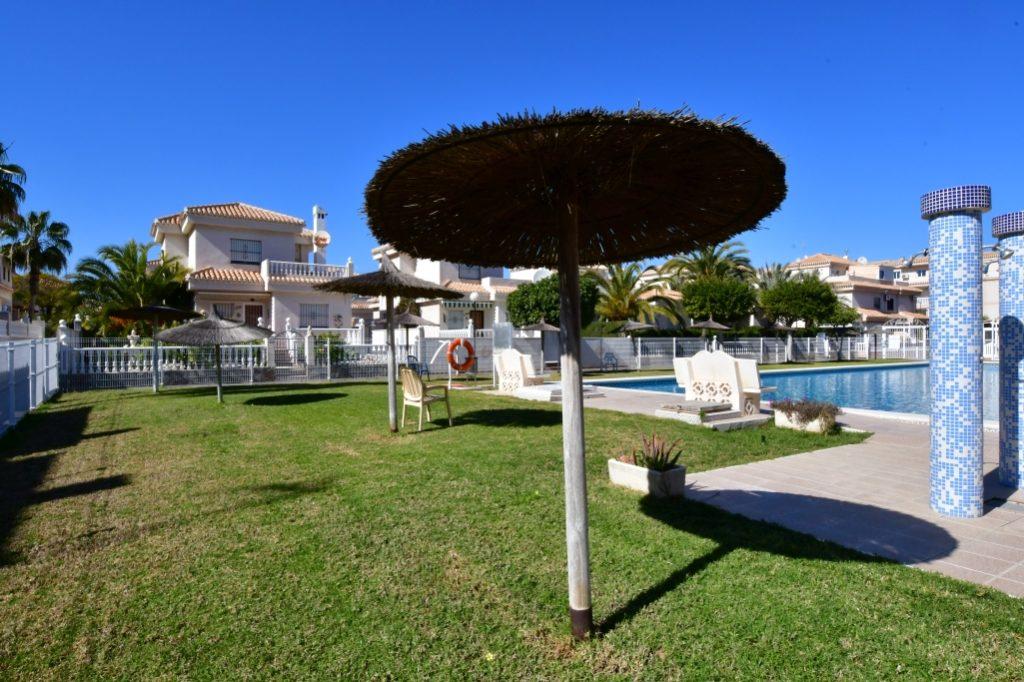 Imagen 2 Casa Adosada en venta en Orihuela / Playa flamenca, junto a la zenia boulevard y servicios.