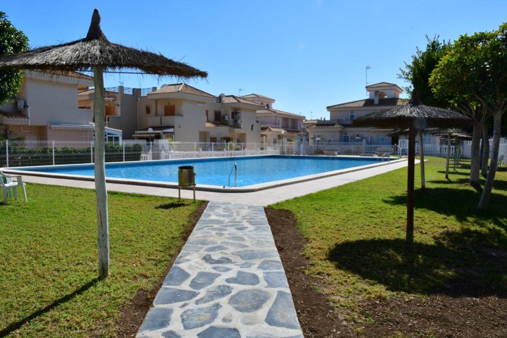 Imagen 18 Casa Adosada en venta en Orihuela / Playa flamenca, junto a la zenia boulevard y servicios.