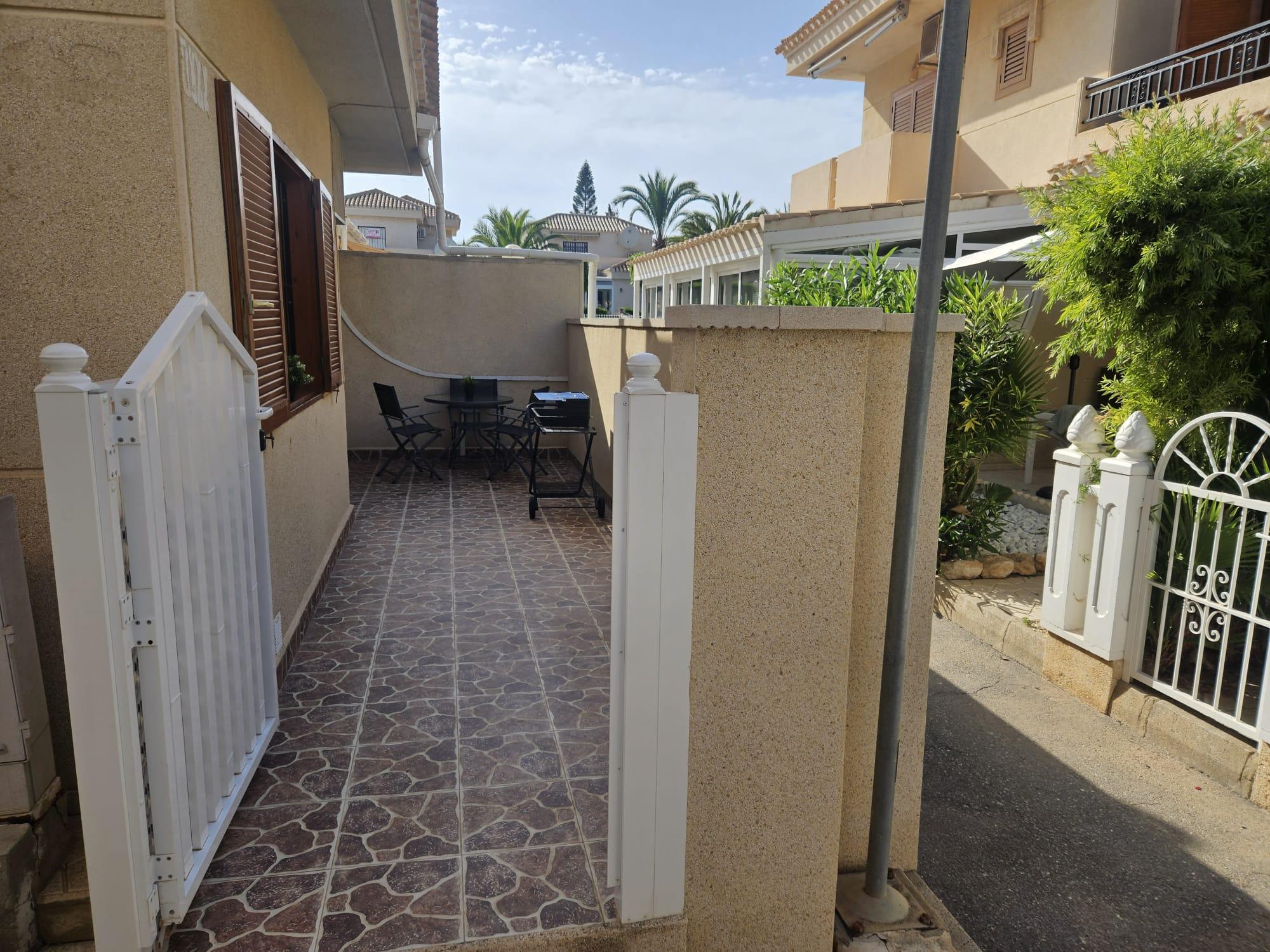 Imagen 3 Casa Adosada en venta en Orihuela / Playa flamenca, junto a la zenia boulevard y servicios.
