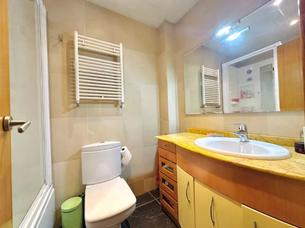 Imagen 1 Piso en venta en Barcelona / En plena Plaça del Guinardó.