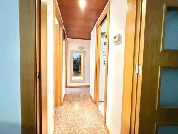 Imagen 2 Piso en venta en Barcelona / En plena Plaça del Guinardó.
