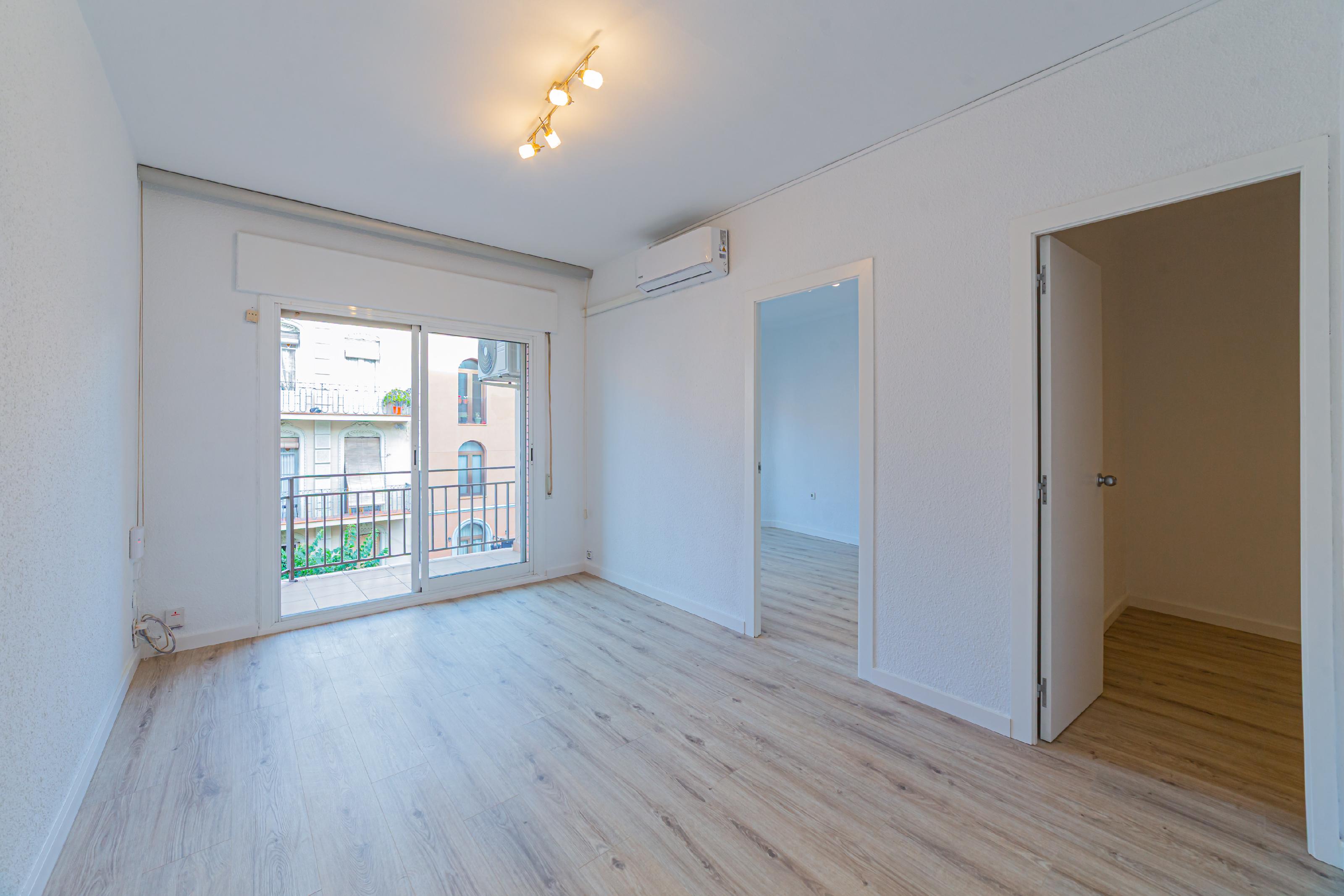 Imagen 1 Piso en venta en Barcelona / Roger - Portbou