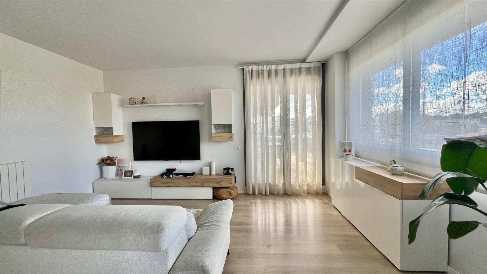Imagen 1 Apartamento en venta en Montcada I Reixac / Espectacular piso seminuevo cerca del centro c...