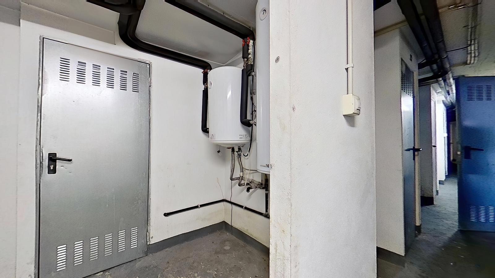 Imagen 1 Parking Coche en venta en Santa Coloma De Gramenet / Oportunidad de inversión 17 trasteros...