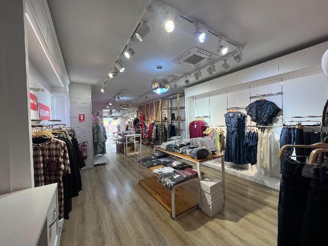 Imagen 4 Inmueble 301460 - Local Comercial en venta en Badalona / Traspaso tienda en pleno centro de Badalona 