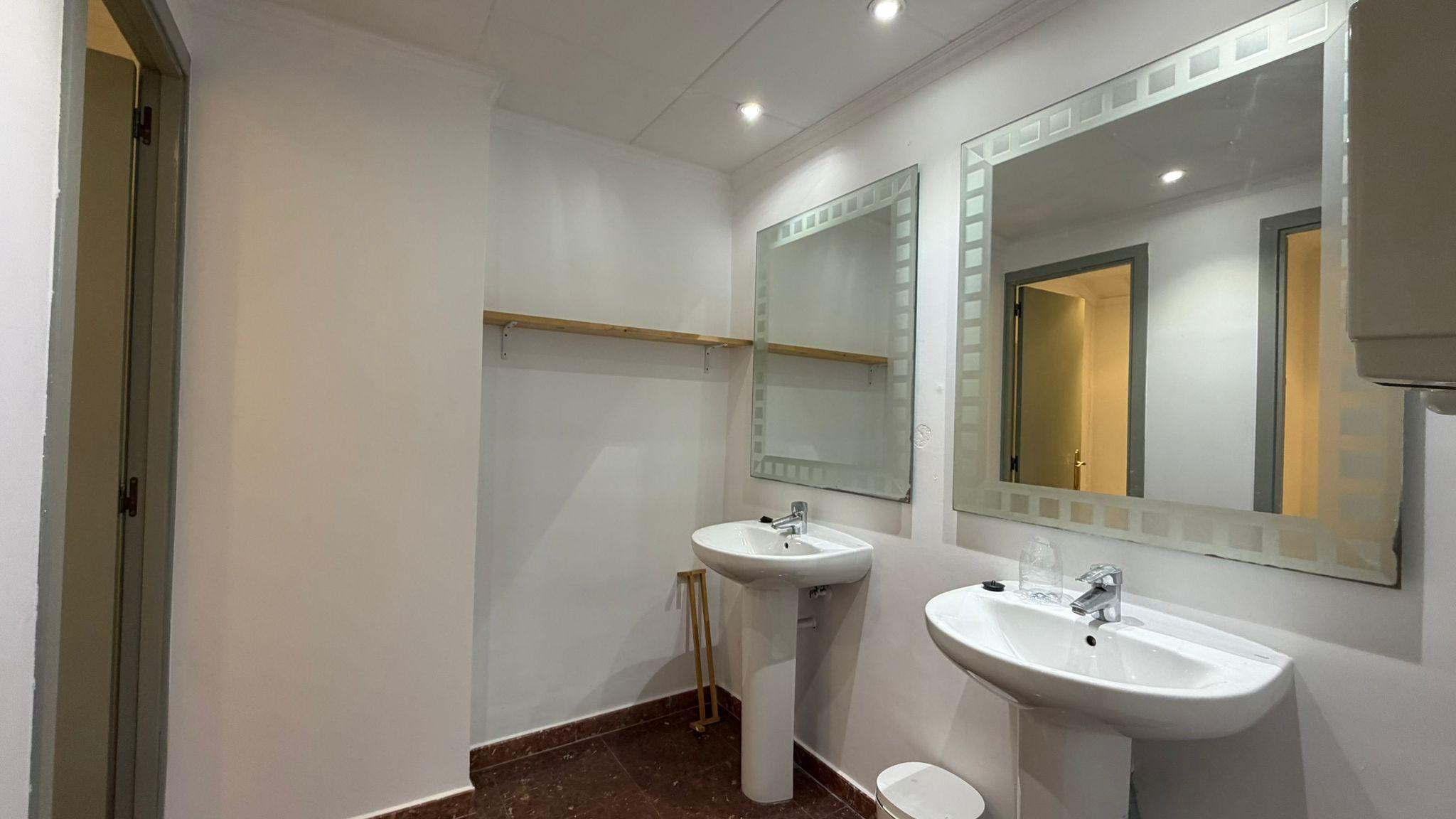 Imagen 6 Local Comercial en venta en Santa Coloma De Gramenet / Local en excelente zona alado del r...