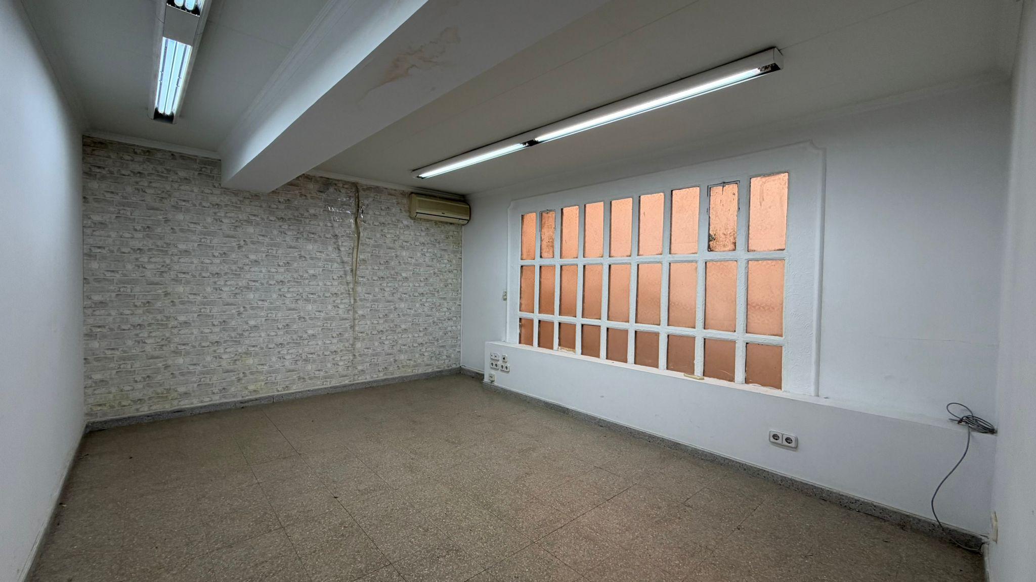 Imagen 4 Local Comercial en venta en Santa Coloma De Gramenet / Local en excelente zona alado del r...