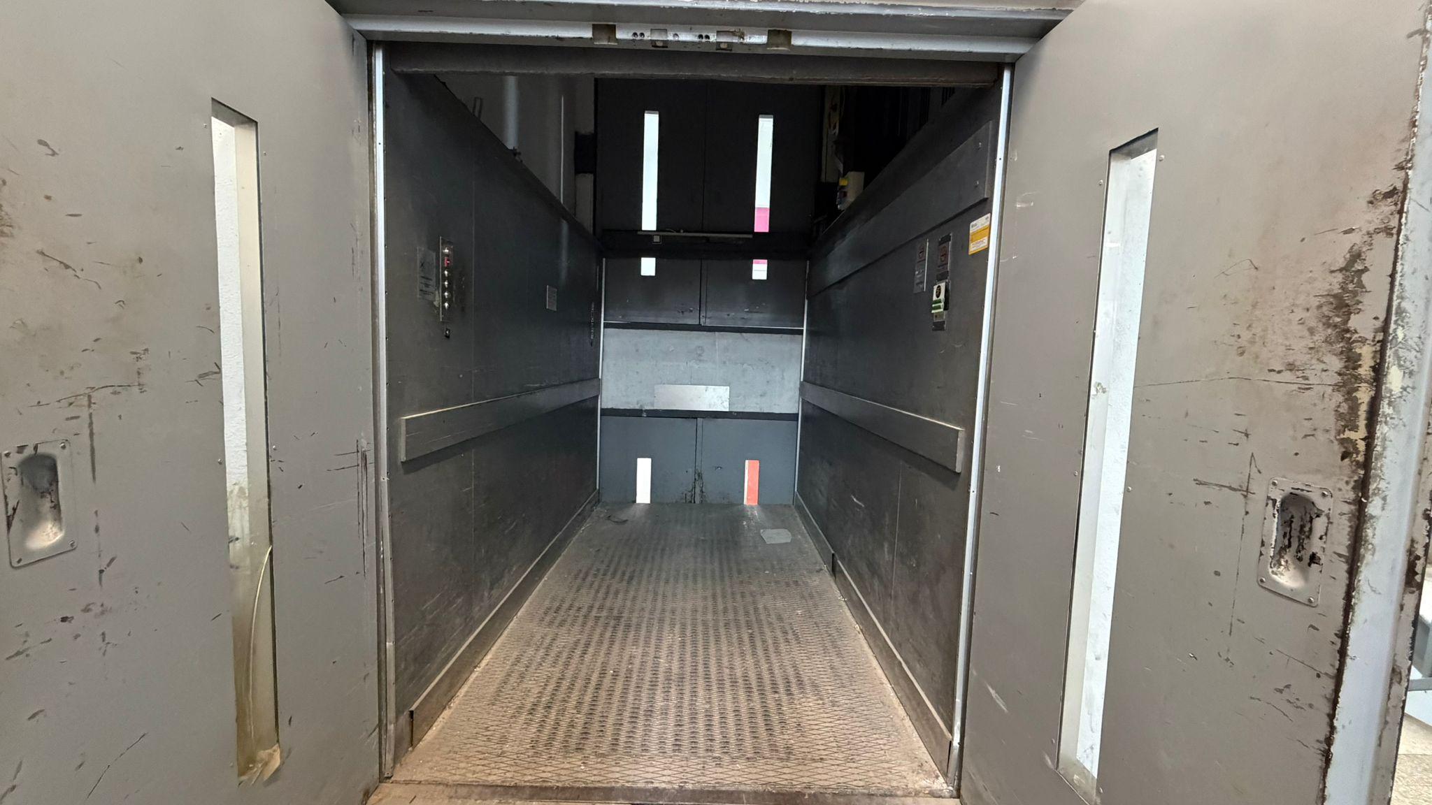 Imagen 26 Local Comercial en venta en Santa Coloma De Gramenet / Local en excelente zona alado del r...