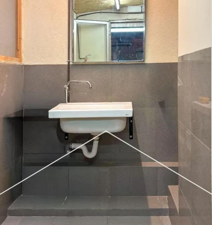 Imagen 4 Local Comercial en venta en Esplugues De Llobregat / Próximo de parada del bus L20 y el Tr... Imagen 4 Local Comercial en venta en Esplugues De Llobregat / Próximo de parada del bus L20 y el Tr...