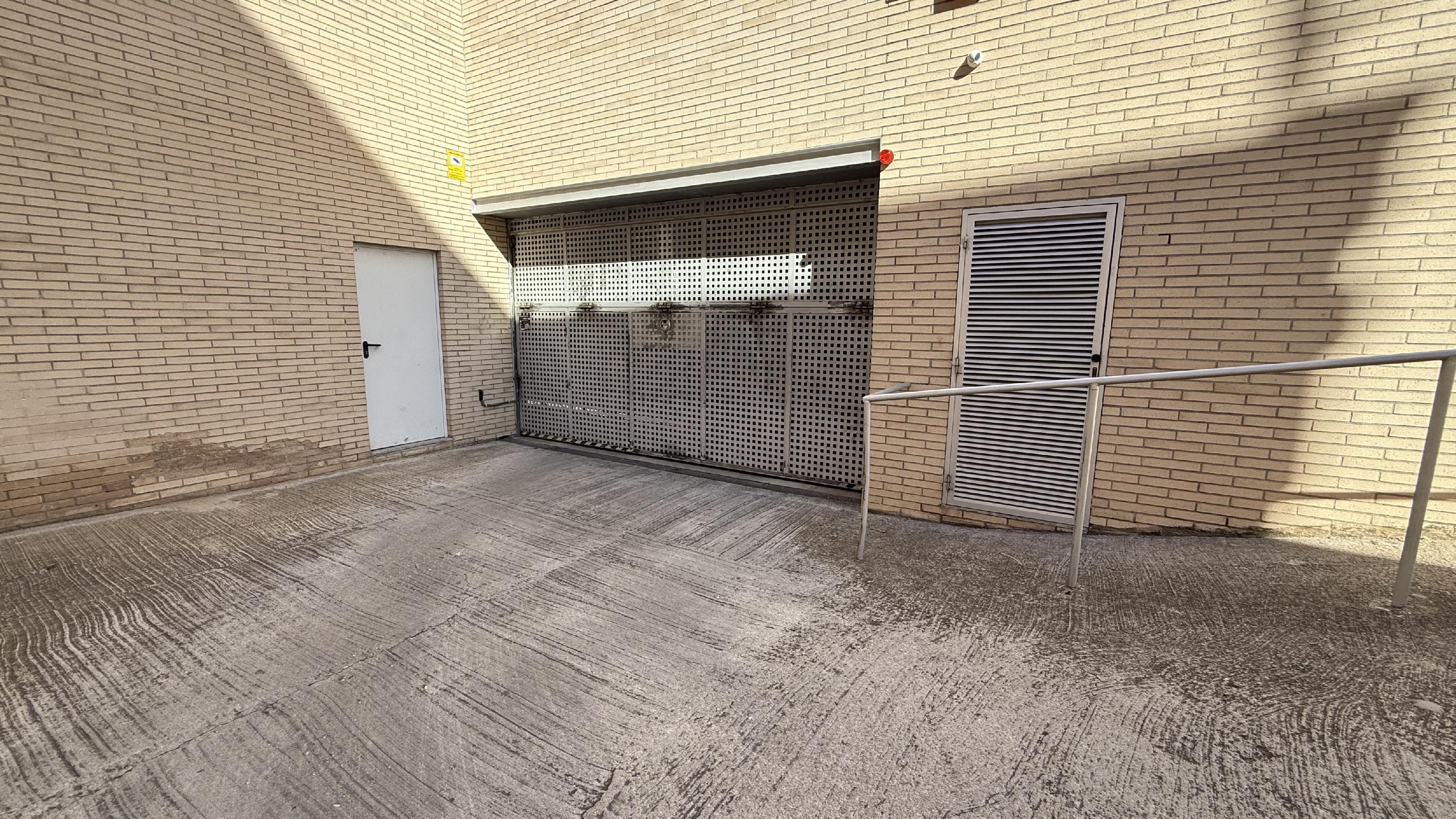 Imagen 4 Parking Coche en alquiler en Tarragona / Cerca de colegios y servicios