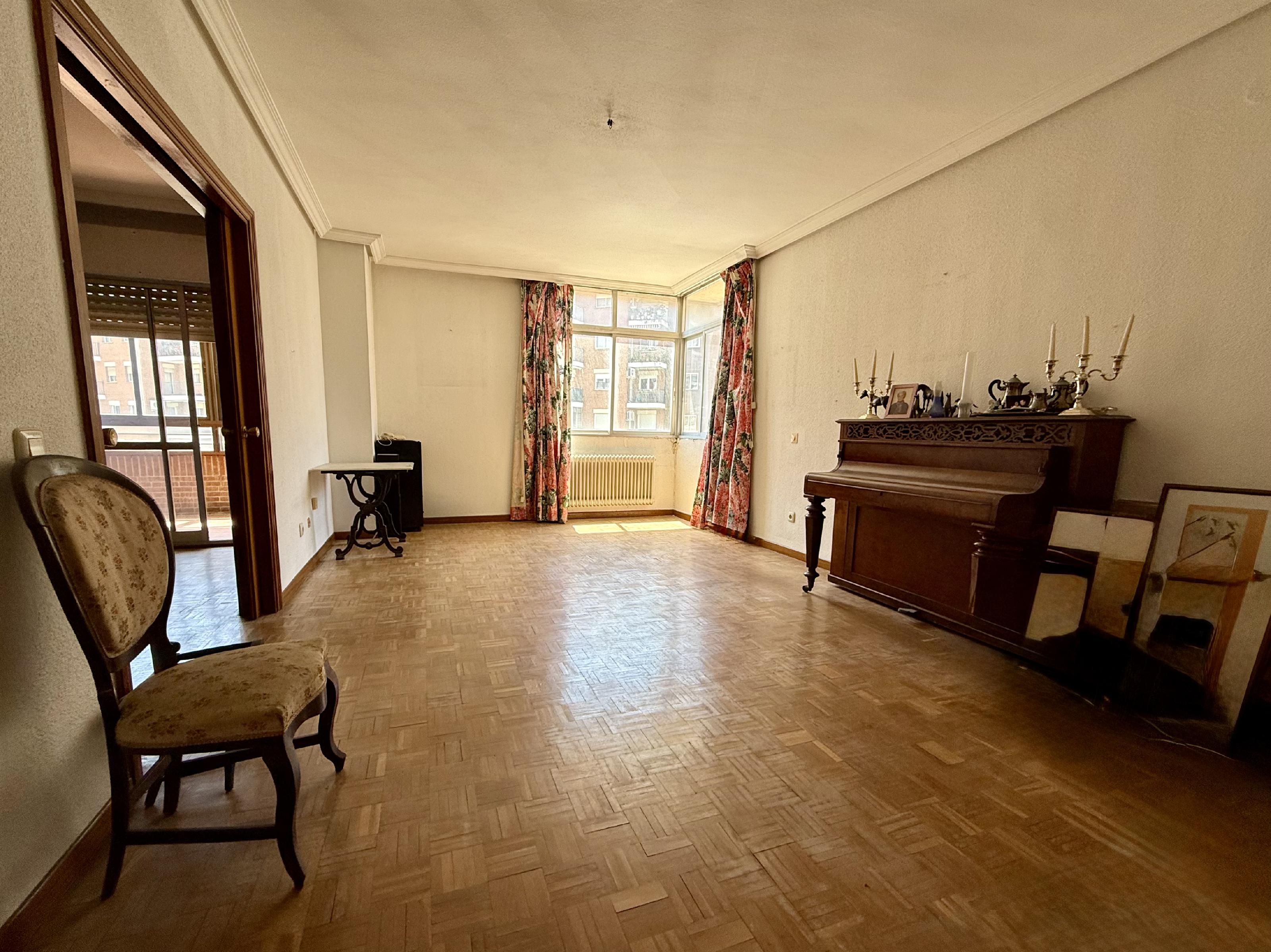 Imagen 4 Piso en venta en Plasencia / En la Avenida Alfonso Viii, centro ciudad