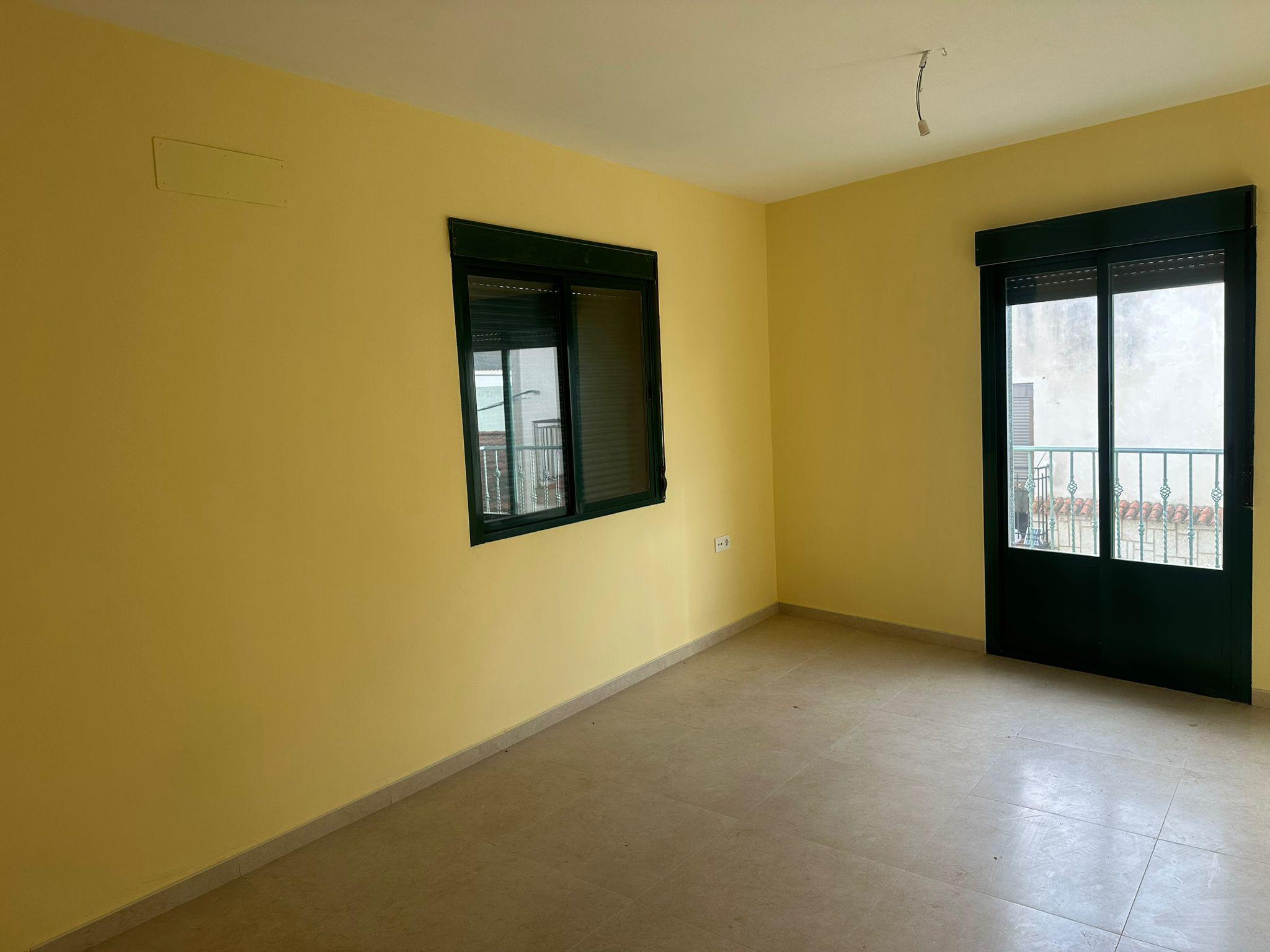 Imagen 3 Apartamento en venta en Casar De Cáceres / Situada en el centro del pueblo,cerca de la Pla...